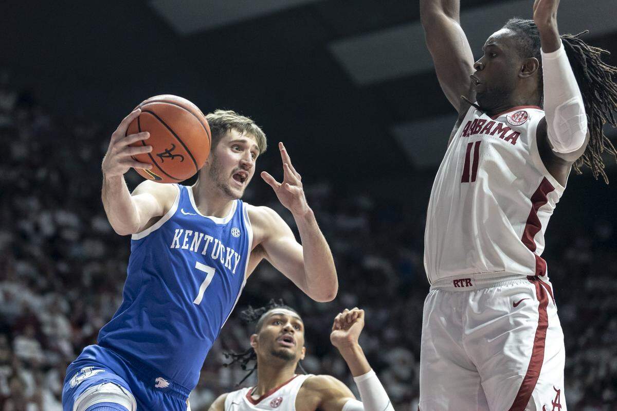 Kentucky forward Andrew Carr (7) has scored in double figures in consecutive games for the first time in more than a month.