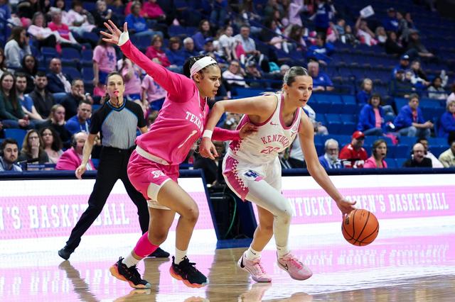 Kentucky guard Maddie Scherr (22) and Texas A&M guard Endyia Rogers (1) played together at Oregon during the 2021-22 season.