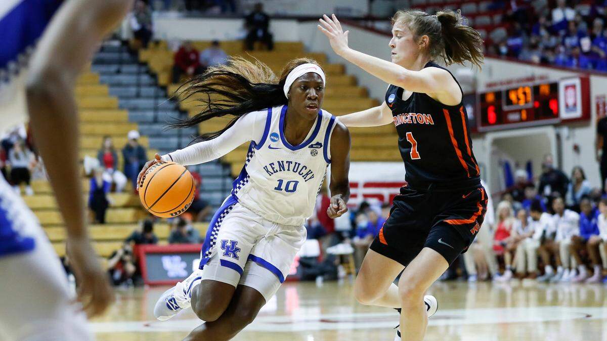 Rhyne Howard (10) scored 17 points to lead Kentucky on Saturday in her final game as a Wildcat.