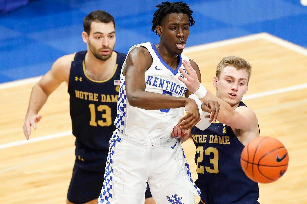 Kentucky’s Terrence Clarke got off a pass against Notre Dame’s Nikola Djogo (13) and Dane Goodwin (23) last Saturday. Clarke is averaging 13.8 points, 3.6 rebounds and 2.6 assists this season.