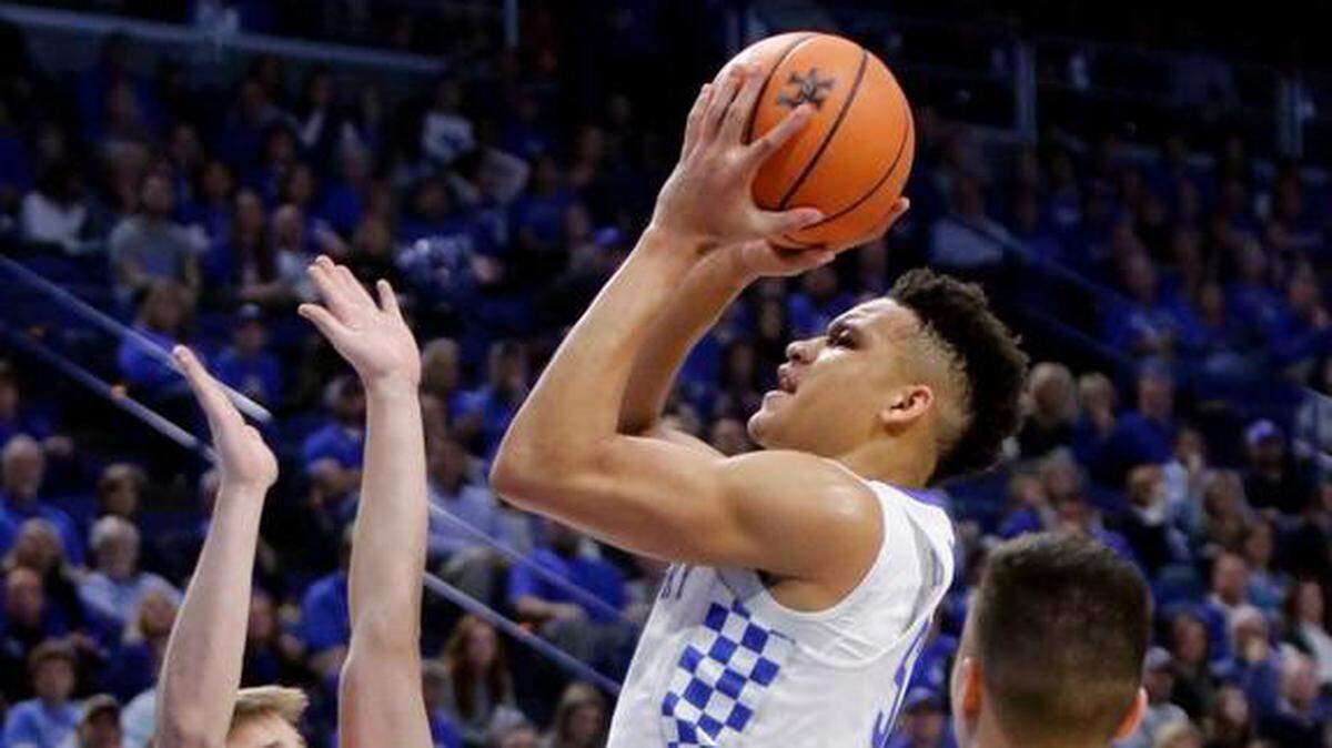 Kentucky's Kevin Knox, center, took a shot against Vermont.