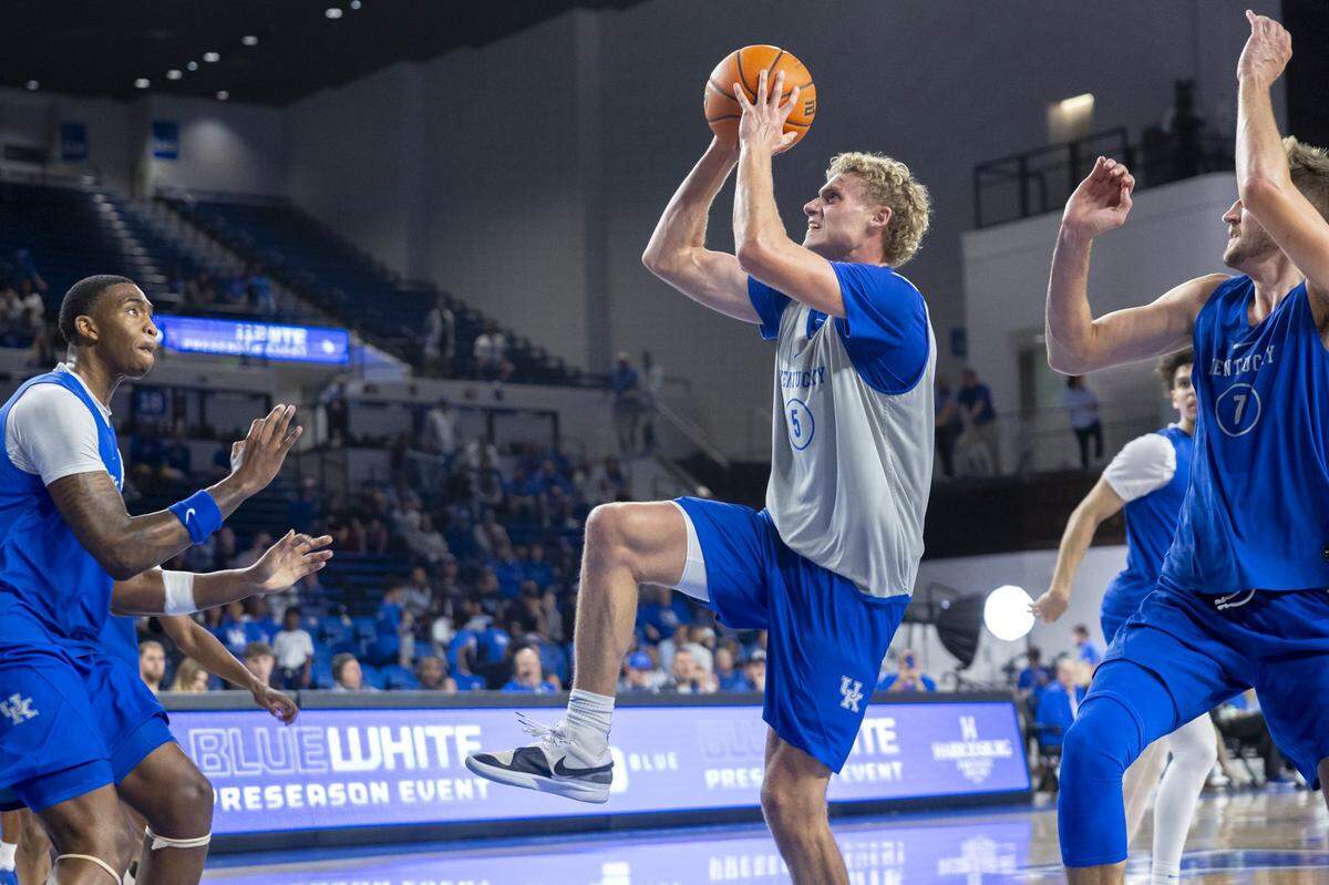 Freshman guard Collin Chandler (5) finished the scrimmage with 19 points and went 4-for-7 from 3-point range.