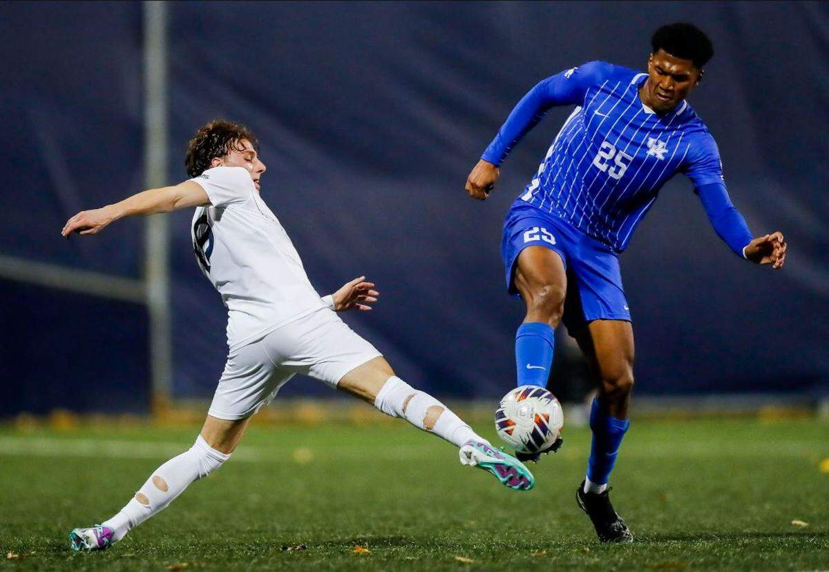 Kentucky freshman Isaiah Chisholm (25) battles Xavier for a ball during Thursday night’s UK victory in the opening round of the NCAA Tournament in Cincinnati.
