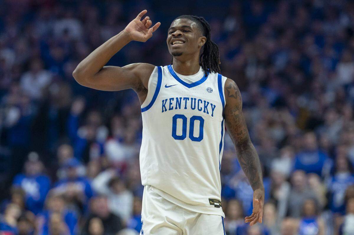 Otega Oweh (00) scored 18 points in Kentucky’s hard-fought win over in-state rival WKU on Tuesday night.
