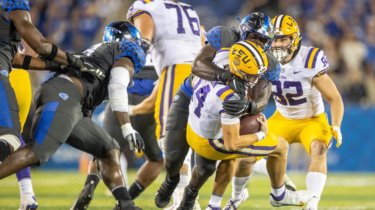 Kentucky defensive tackle Octavious Oxendine sacked LSU quarterback Max Johnson twice on Saturday.