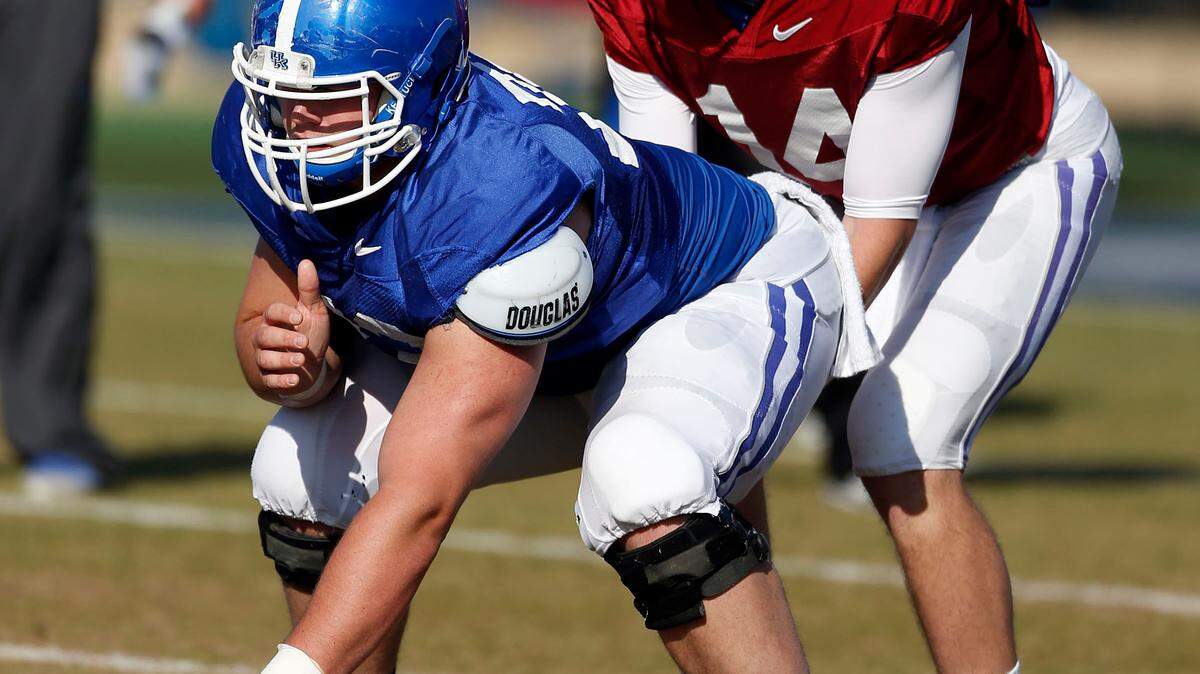Kentucky center Jon Toth prepared to snap the ball to quarterback Patrick Towles on Wednesday during spring practice.