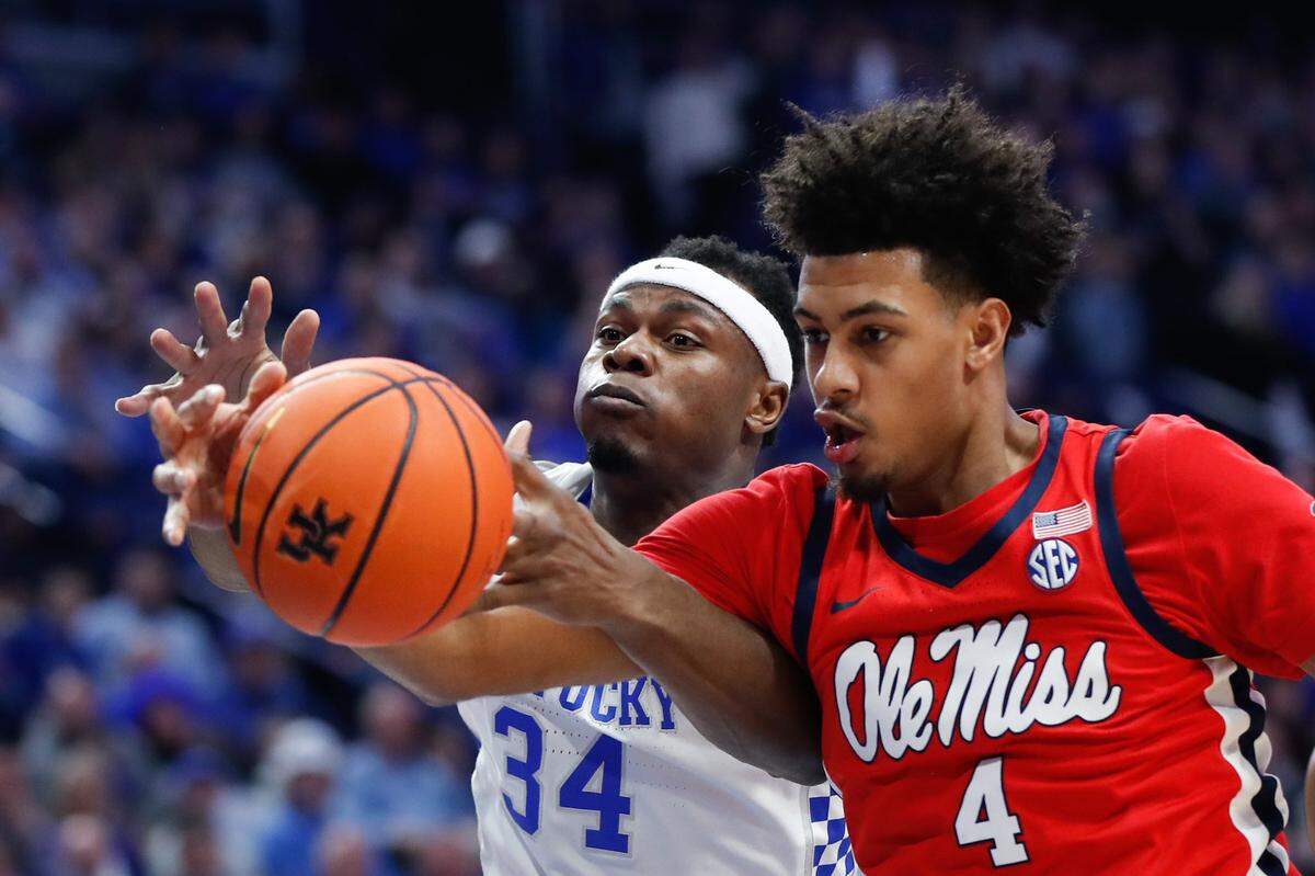 Kentucky’s Oscar Tshiebwe, left, and Mississippi’s Jaemyn Brakefield tried to track down the ball on Tuesday, March 1, 2022, at Rupp Arena in Lexington, Ky.