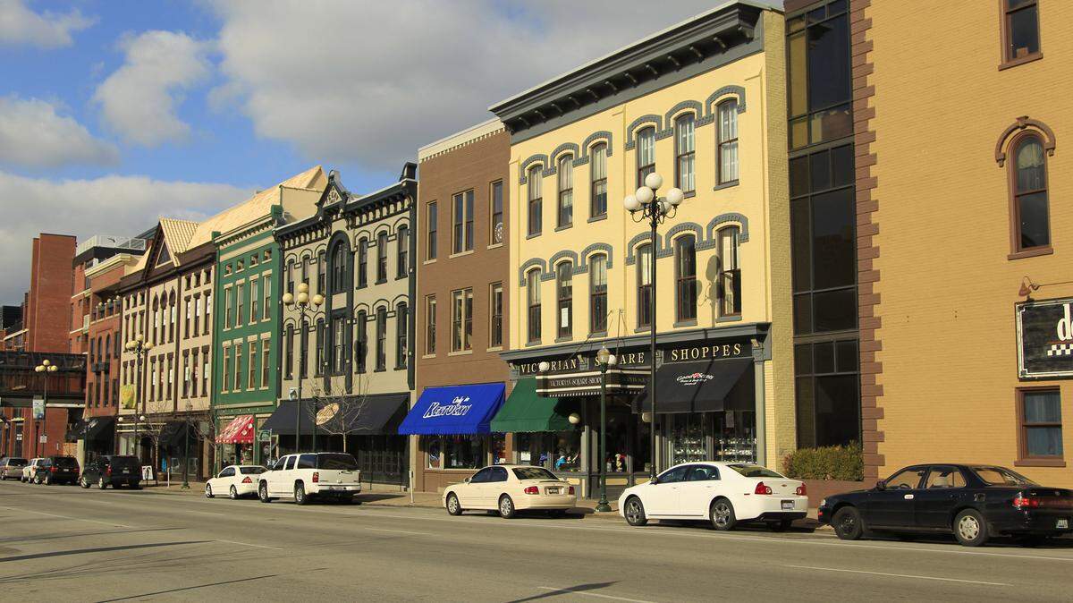Victorian Square includes 16 historic buildings featuring, bars, restaurants and other retail shops.