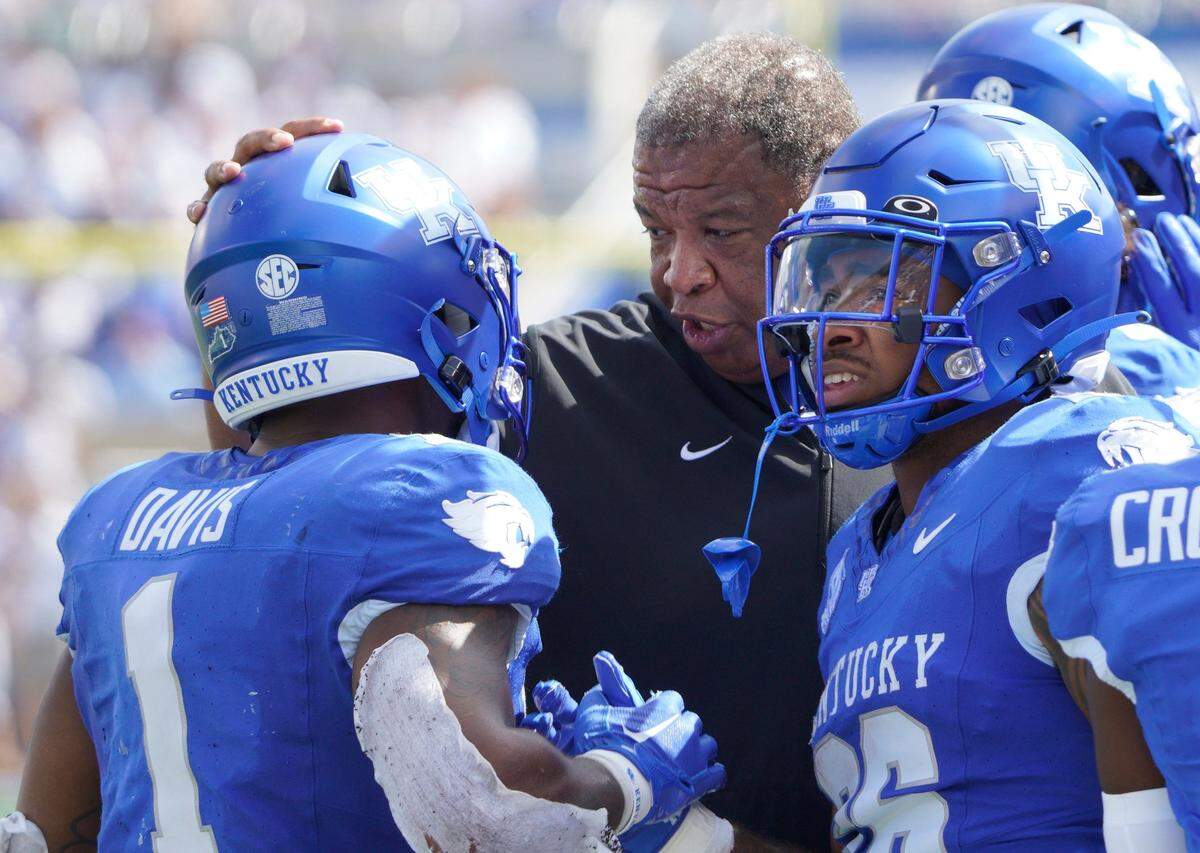 Associate head coach Vince Marrow congratulates Kentucky running back Ray Davis (1) after a touchdown against Florida last week. The Wildcats visit Georgia on Saturday night.