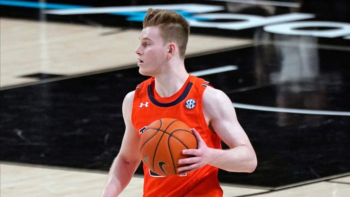 Kentucky native Justin Powell had a stellar start to his freshman season at Auburn but is looking to transfer to another school for the 2021-22 season.