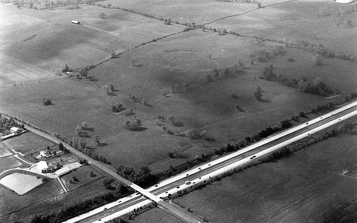 An aerial picture of Hamburg Place horse farm in eastern Fayette County, Oct. 17, 1986. During the 1990s, part of the farm would be developed to become Hamburg Pavilion, one of the state’s largest shopping centers. In the photo, Interstate 75 runs from left to right across the bottom. Intersecting with it is Bryant Road, which would later become part of the Man o’ War Boulevard extension that took place in 1988. Today, Target, Old Navy and Dick’s Sporting Goods are some of the retail stores that line I-75 on the west side. On the east is Costco and Cabela’s.