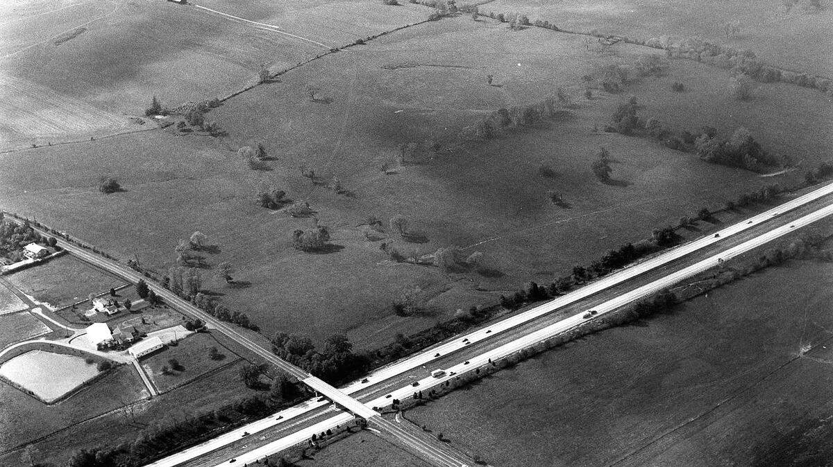 An aerial picture of Hamburg Place horse farm in eastern Fayette County, Oct. 17, 1986. During the 1990s, part of the farm would be developed to become Hamburg Pavilion, one of the Kentucky’s largest shopping centers. In the photo, Interstate 75 runs from left to right across the bottom. Intersecting with it is Bryant Road, which would later become part of the Man o’ War Boulevard extension that took place in 1988. Today, Target, Old Navy and Dick’s Sporting Goods are some of the retail stores that line I-75 on the west side. On the east is Costco and Cabela’s.