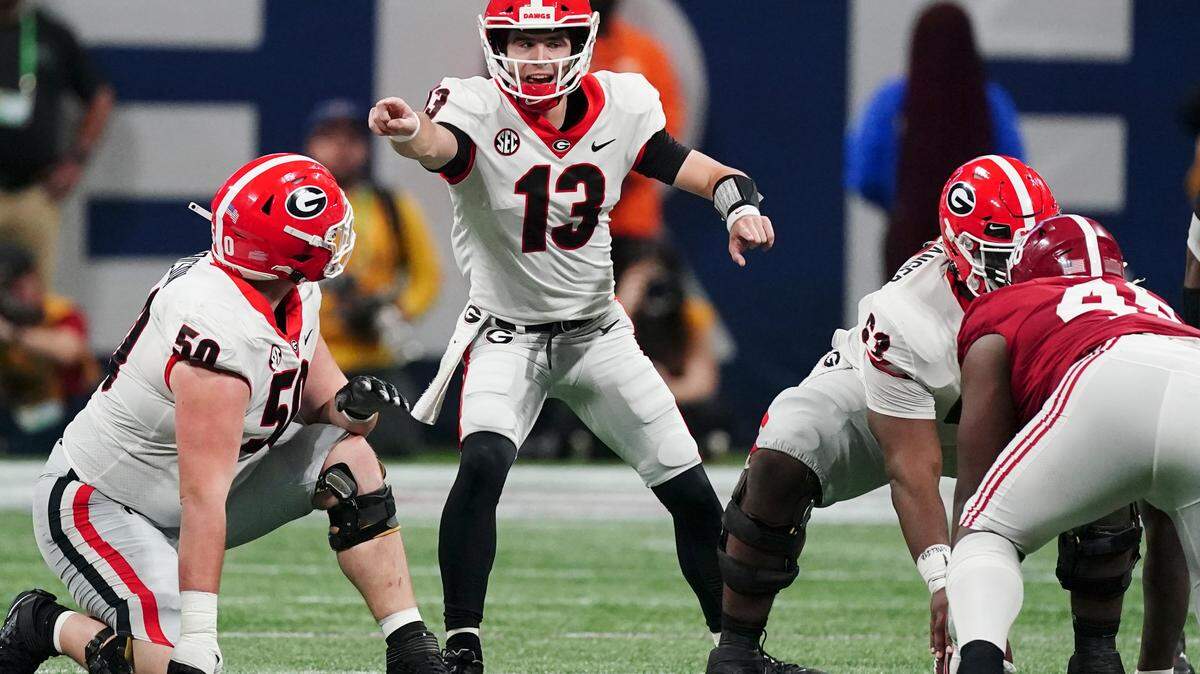 Georgia quarterback Stetson Bennett (13) calls audible against Alabama in the SEC title game.