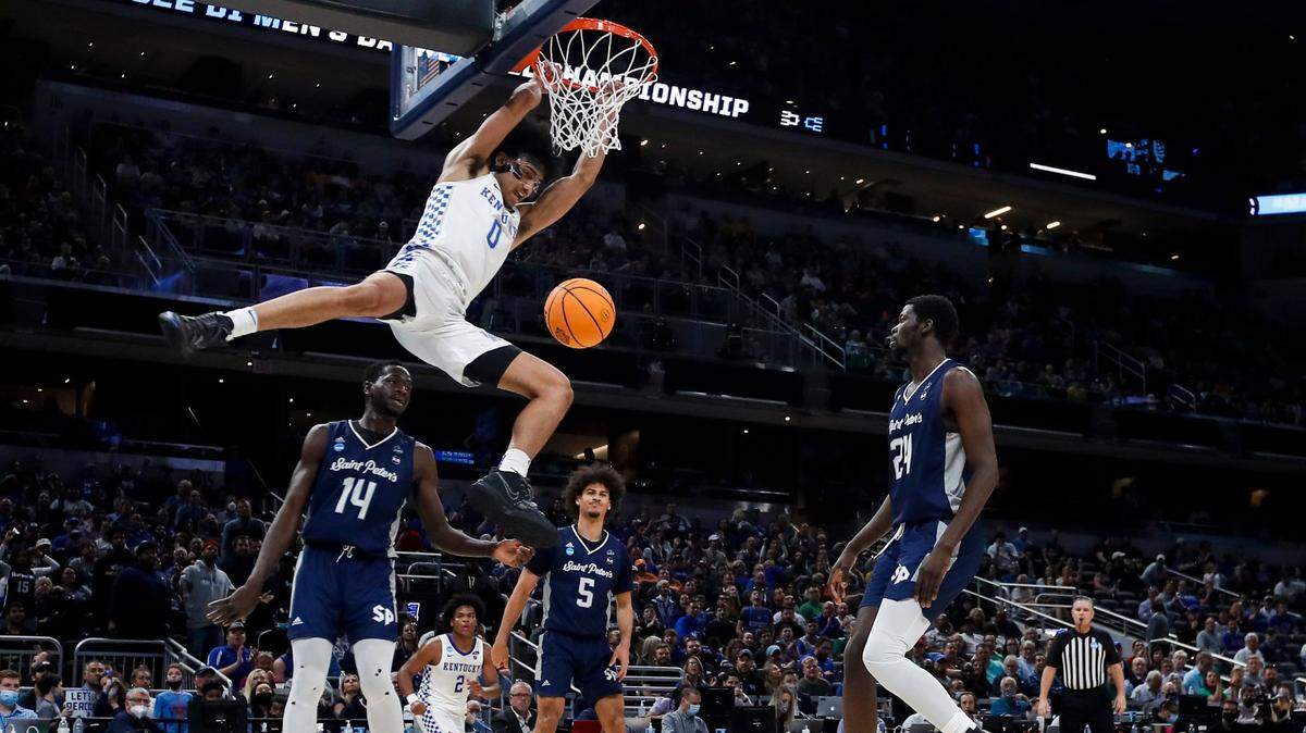 Kentucky’s Jacob Toppin dunks the ball against Saint Peter’s during the teams’ NCAA Tournament game in Indianapolis on March 17.