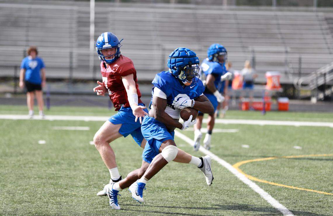 Kentucky quarterback Will Levis hands off to running back Kavosiey Smoke during practice in Orlando, Fla., his week for Saturday’s Citrus Bowl. The Wildcats face one of the nation’s toughest defenses in Iowa.