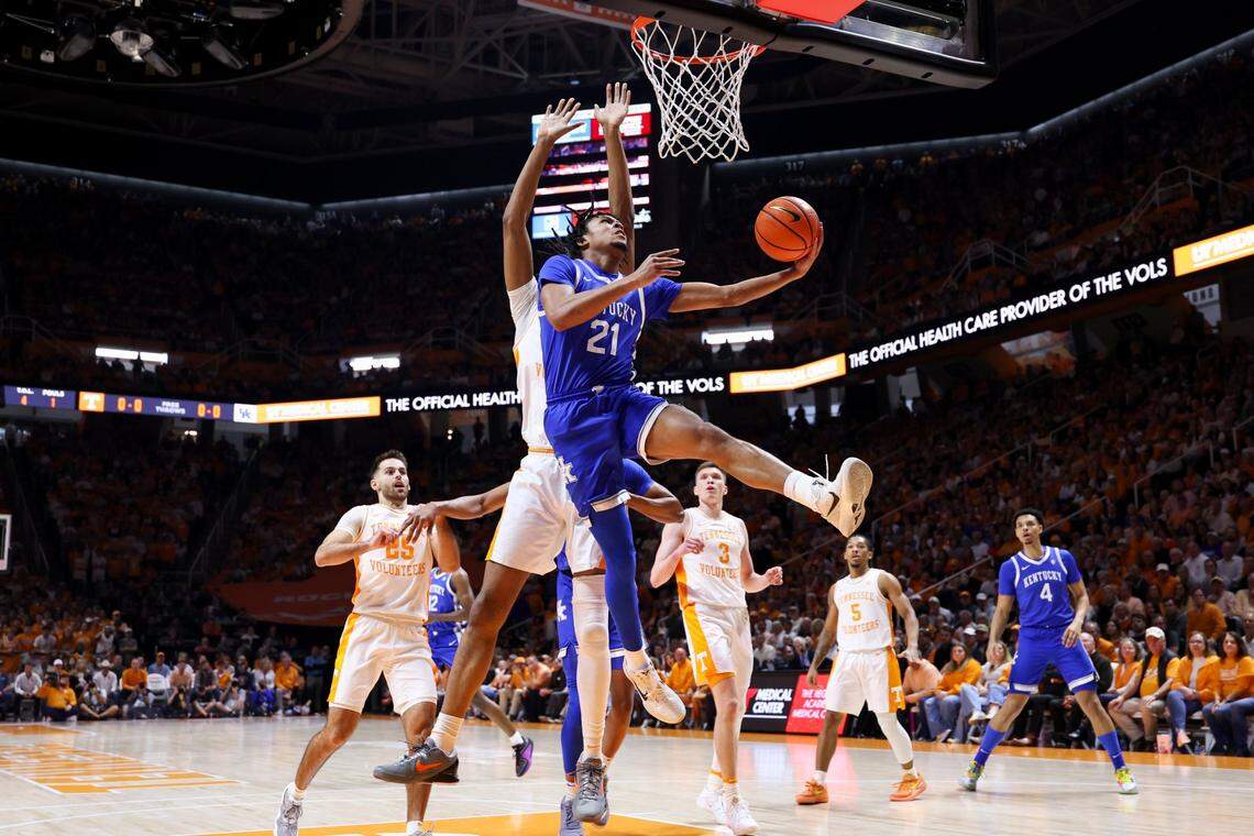 Kentucky guard D.J. Wagner (21) drives to the basket against Tennessee during Saturday’s game at Thompson-Boling Arena in Knoxville. Wagner battled foul trouble and finished with four points, two rebounds and a steal.