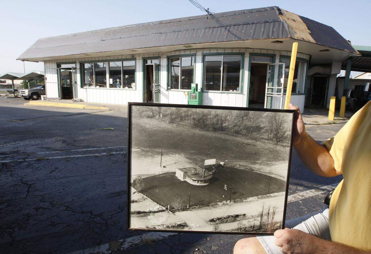 Co-owner Jeff Kaplan held a 1951 photo of the original look of the Parkette Drive-In with the Sept., 24, 2008 building in the background. At the time Jeff and his brother Randy were restoring the well-known Lexington drive-in restaurant on New Circle Road.