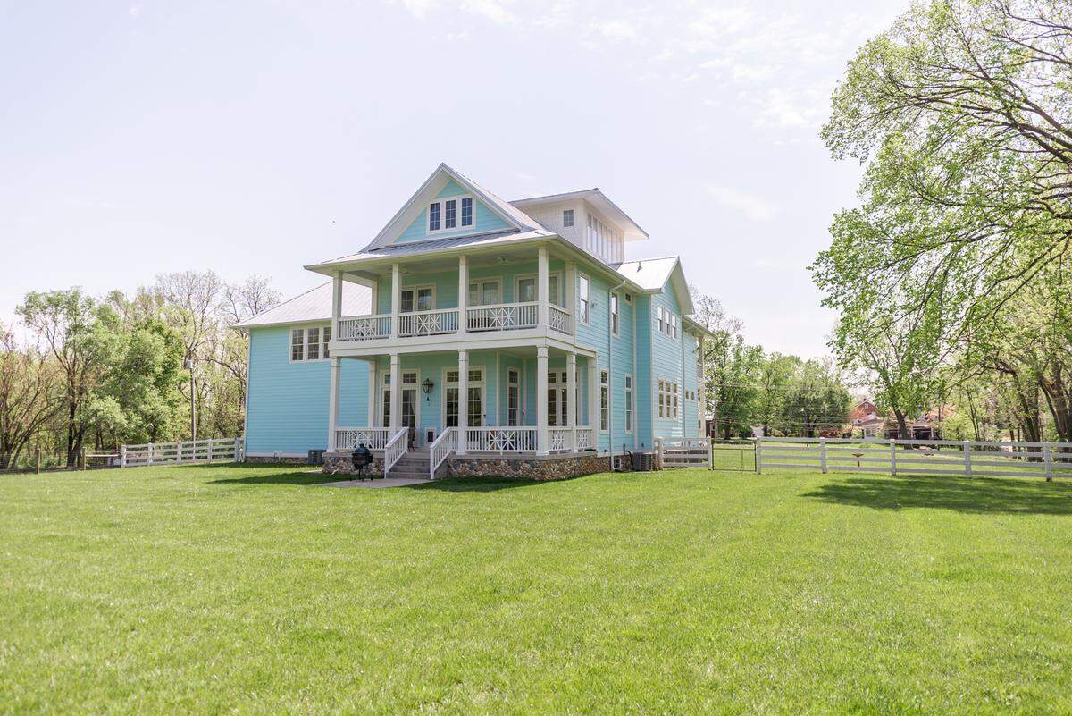 front of bleubird