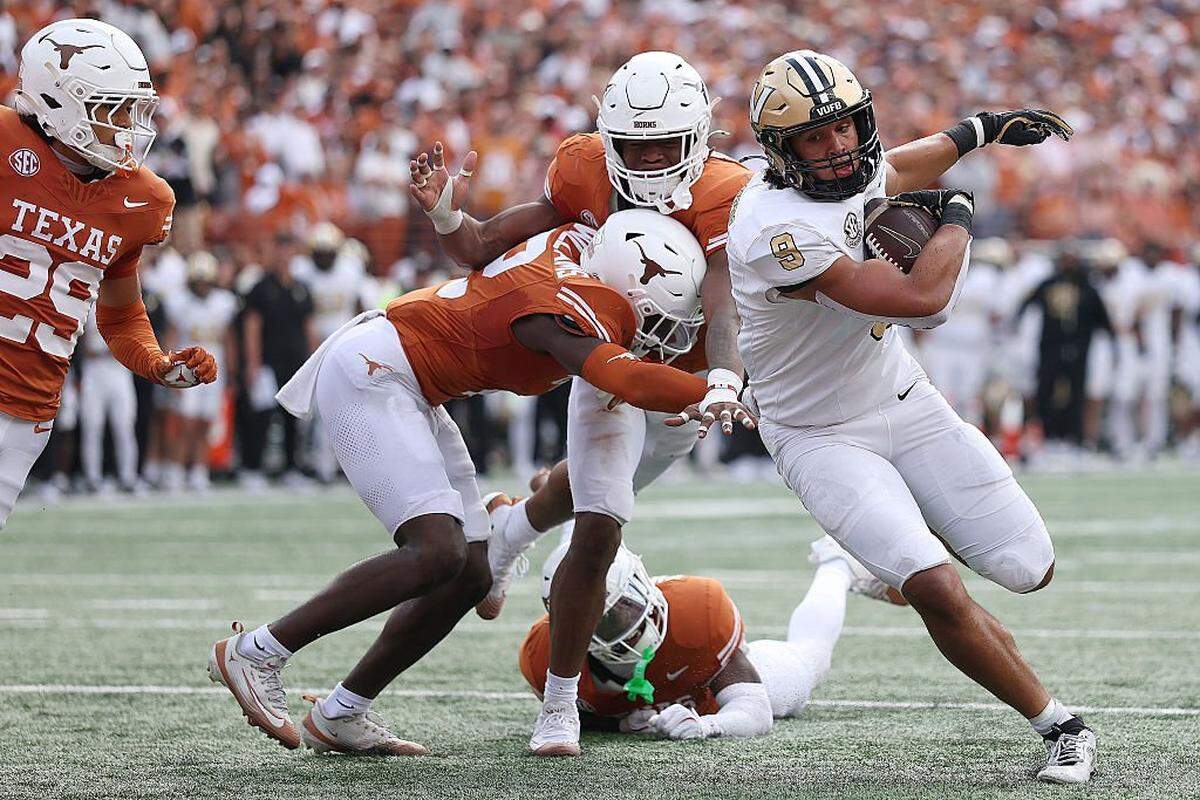 Mark Stoops says Vanderbilt’s Eli Stowers, right, is “arguably, the best tight end (in college football).”