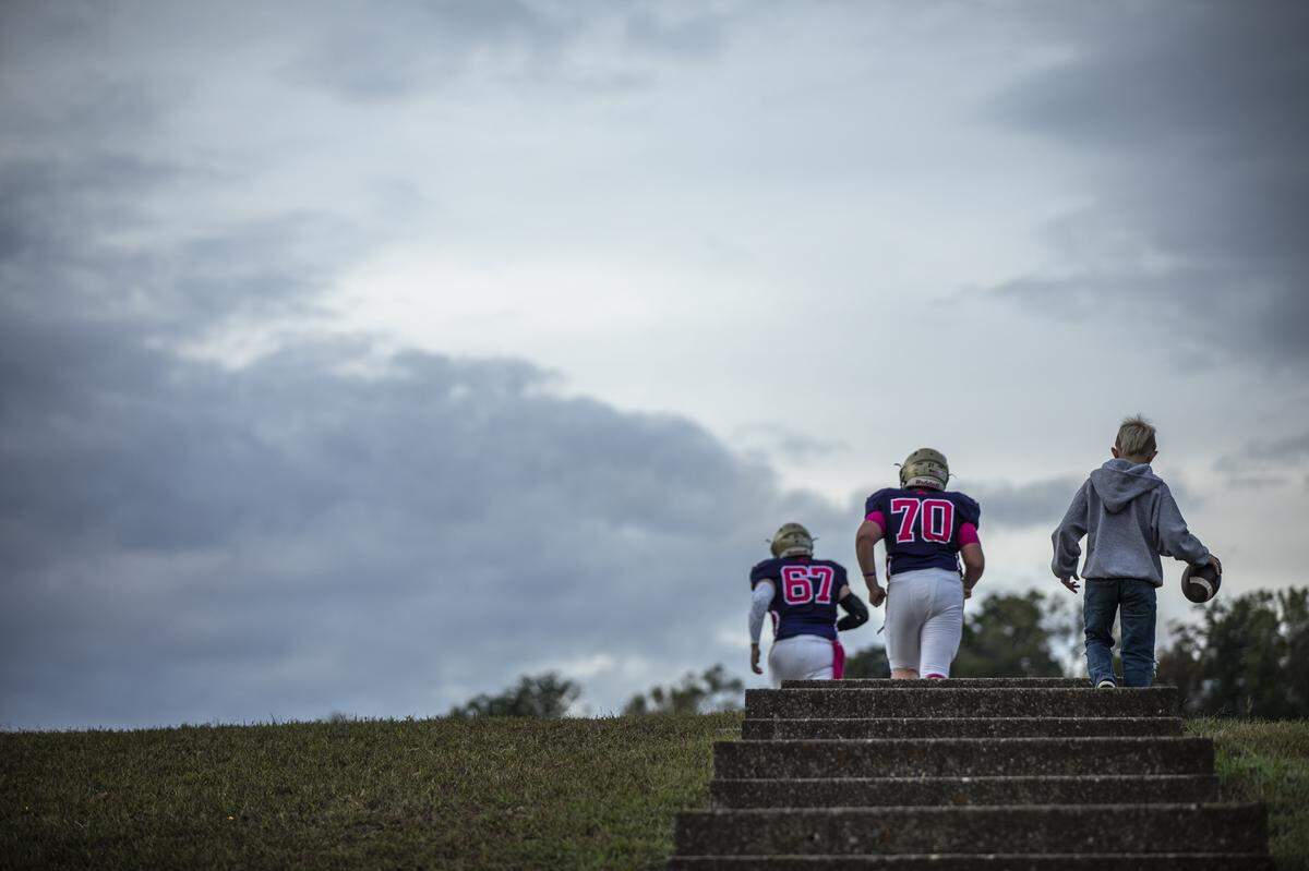 Somerset’s Drew Johnson, left, and Jackson Prather head to the field to warm up.