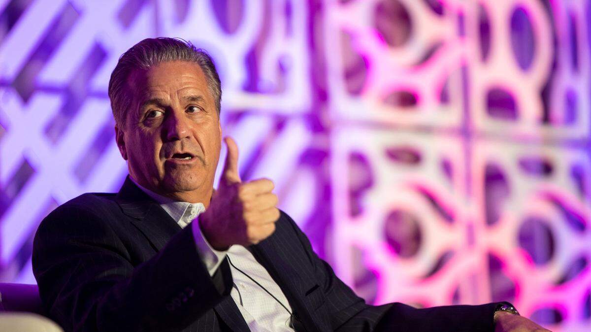 Kentucky Coach John Calipari talks with Louisville Coach Kenny Payne during the The Kentucky Chamber Annual Dinner at Louisville Marriott Downtown in Louisville last week.