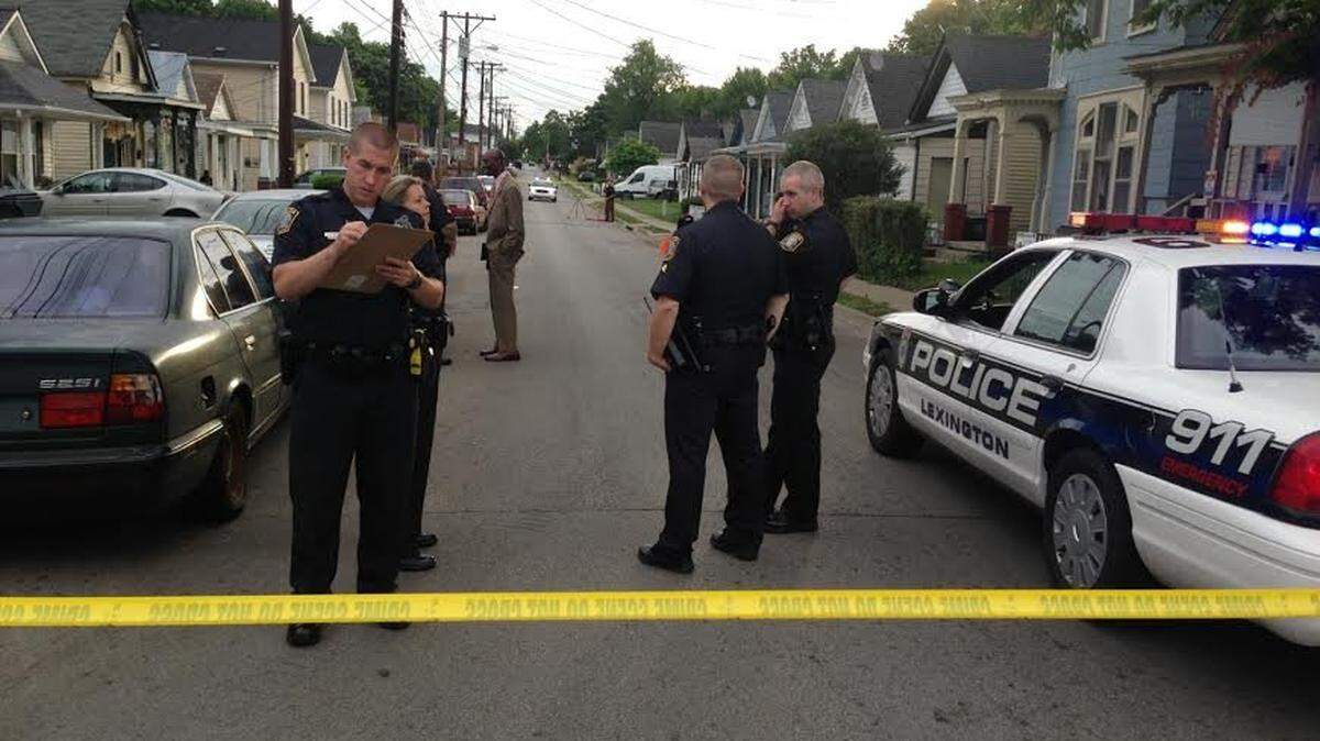 Lexington Police investigated a fatal shooting Wednesday morning in the 400 block of Chestnut Street in Lexington. Chestnut Street was closed between Fourth and Fifth streets. The shooting occurred about 5:40 a.m.