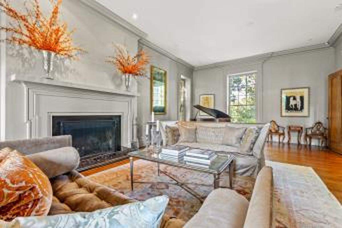 Built in 1845, “The Hollys” sits on 32 acres of land in Scott County, located at 1589 Newtown Pike. The home is currently up for sale on Kirkfarms.com.