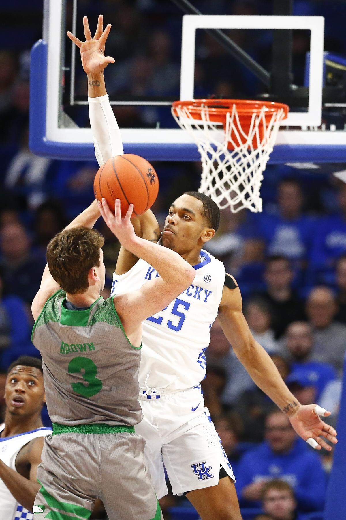 Kentucky’s PJ Washington blocked a shot by North Dakota’s Billy Brown on Wednesday night. Washington finished the night with 25 points, seven rebounds, a block, an assist and a steal in 17 minutes of play.