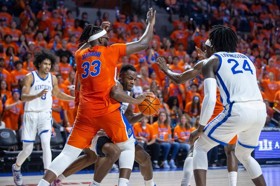 Kentucky’s Oscar Tshiebwe (34) drives the ball around Florida’s Jason Jitoboh (33) during Wednesday night’s win in Gainesville. Tshiebwe led UK with 25 points.