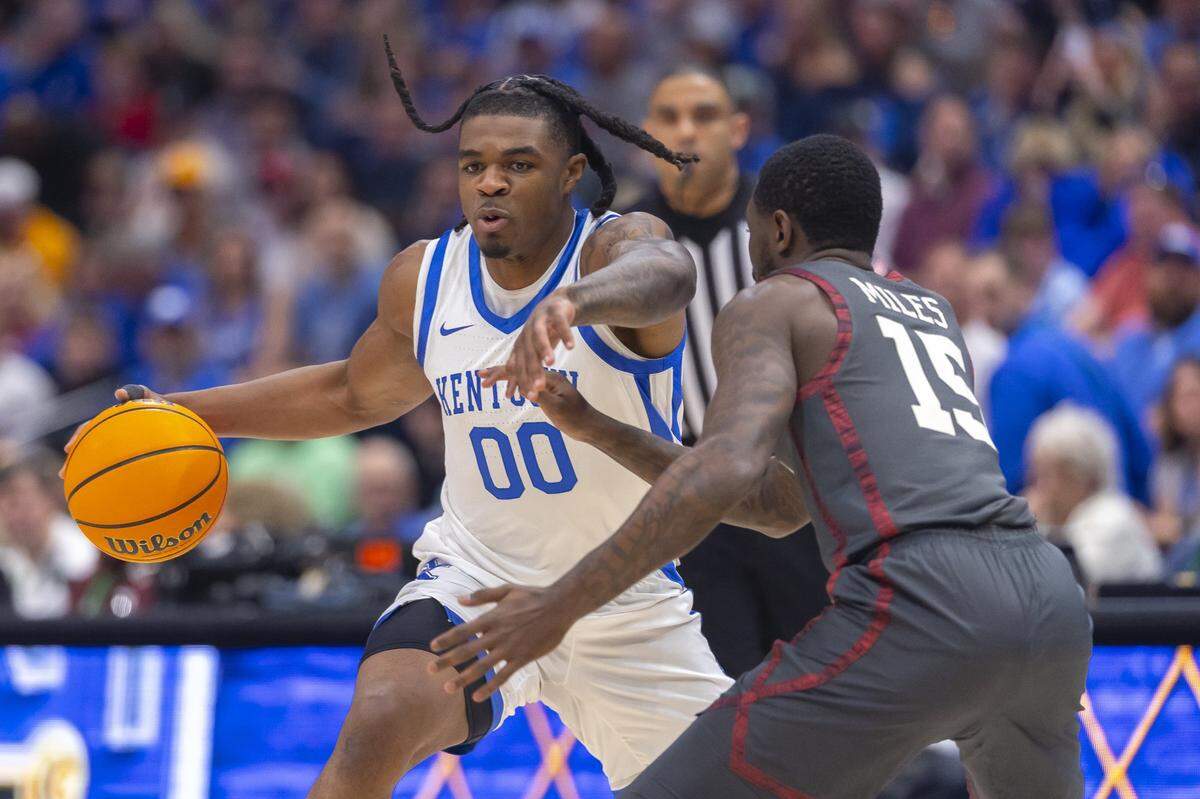 Kentucky guard Otega Oweh (00) drives as Oklahoma guard Duke Miles (15) defends during Thursday’s game at Bridgestone Arena in Nashville, Tennessee.