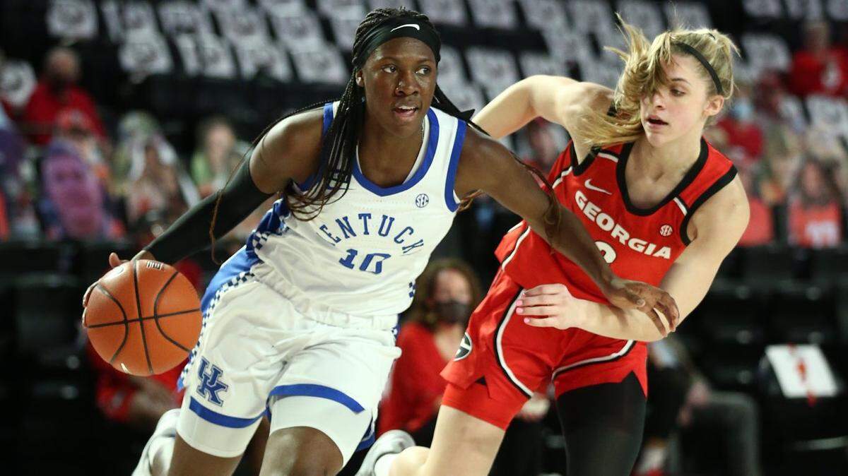 Kentucky’s Rhyne Howard drove to the basket during the Wildcats’ game against the Georgia Bulldogs in Athens, Ga., on Thursday night. Howard finished with 27 points, four rebounds, two assists and four steals.