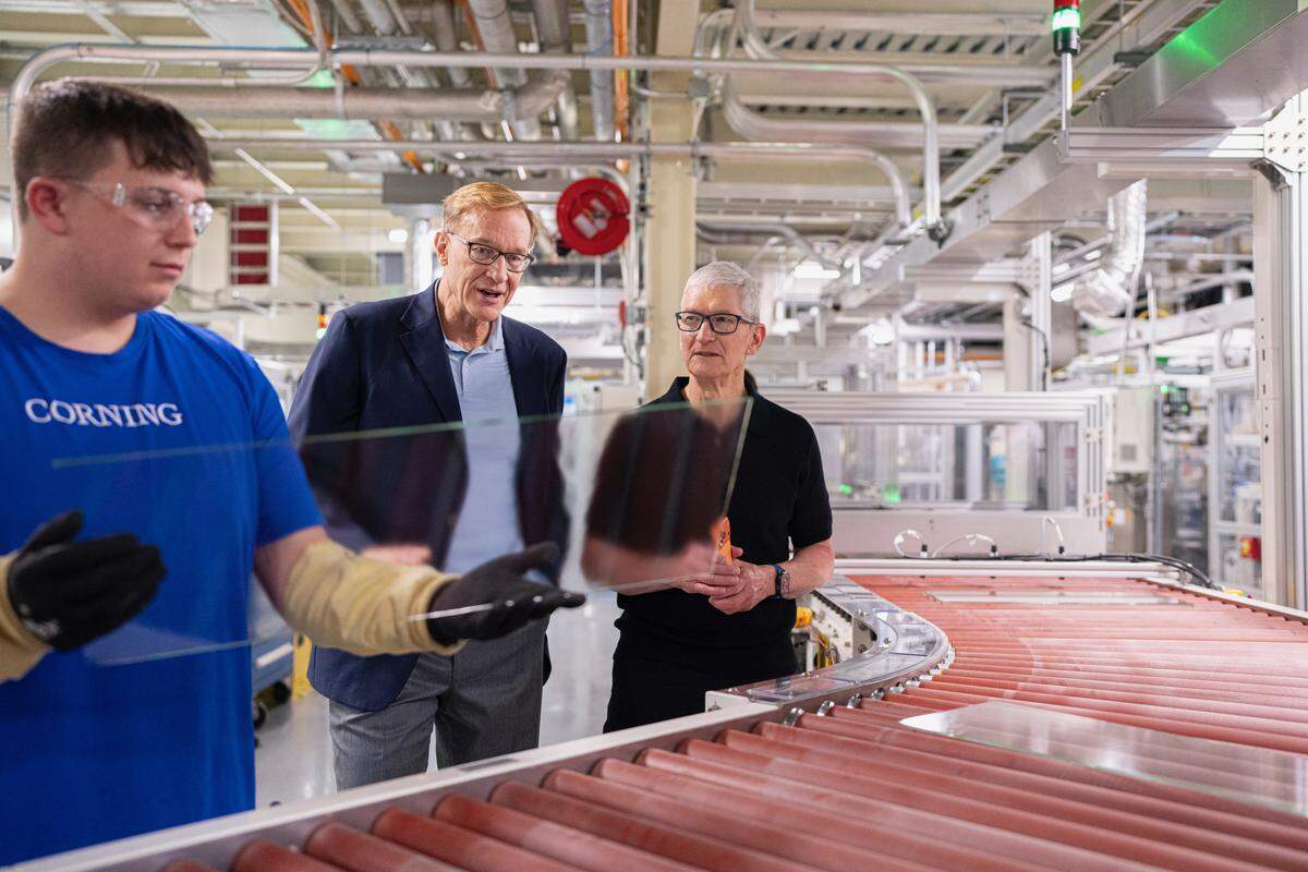 Corning Inc. CEO Wendell Weeks, center, tours the company’s facility in Harrodsburg, Ky., with Apple CEO Tim Cook, far right, after Aug. 6, 2025, when the tech company made a $2.5 billion investment to finance the move all of its iPhone and Apple Watch glass production to the plant.
