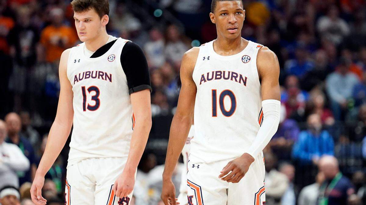 Auburn forward Jabari Smith (10) and forward Walker Kessler (13) react during the second half of an NCAA men’s college basketball Southeastern Conference tournament game against Texas A&M Friday, March 11, 2022, in Tampa, Fla. (AP Photo/Chris O’Meara)