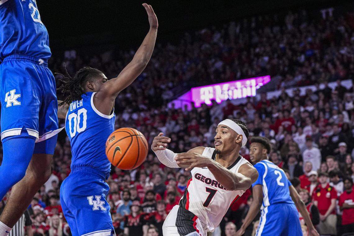 Jan 7, 2025; Athens, Georgia, USA; Georgia Bulldogs guard Tyrin Lawrence (7) passes past Kentucky Wildcats guard Otega Oweh (00)  during the first half at Stegeman Coliseum. Mandatory Credit: Dale Zanine-Imagn Images
