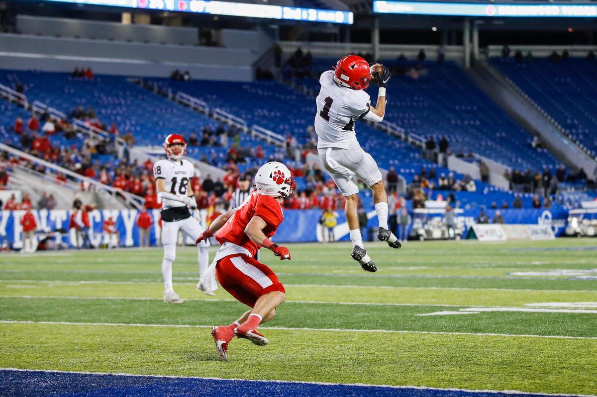 Mayfield’s Isaac Stevenson (1) catches a pass and scores a touchdown in the Class 2A state championship game at Kroger Field on Dec. 2.