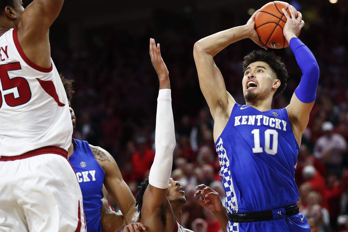 Kentucky’s Johnny Juzang took a shot while guarded by Arkansas’s Reggie Chaney (35) and Jimmy Whitt Jr.