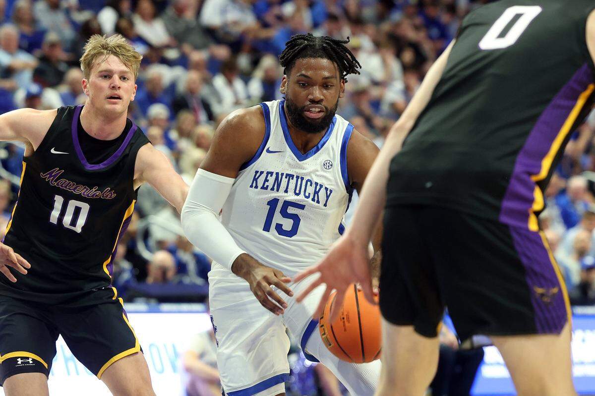 Kentucky’s Ansley Almonor (15) splits the defense of Minnesota State’s Will Opsahl (10) and Carson Schweim (0) at Rupp Arena on Tuesday.