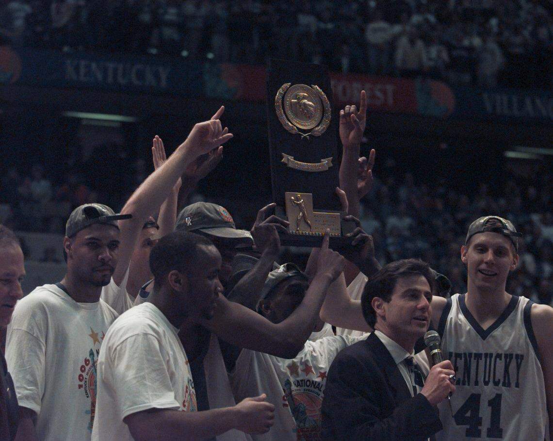 Coach Rick Pitino, Mark Pope (41) and the 1995-96 Kentucky Wildcats celebrate their NCAA championship victory over Syracuse in East Rutherford, New Jersey.