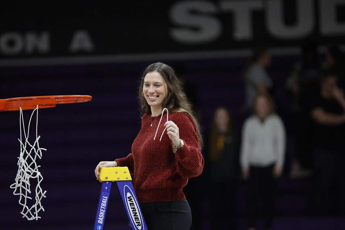 This season, Varel was named the 2024 Division III Assistant Coach of the Year by the Women’s Basketball Coaches Association.