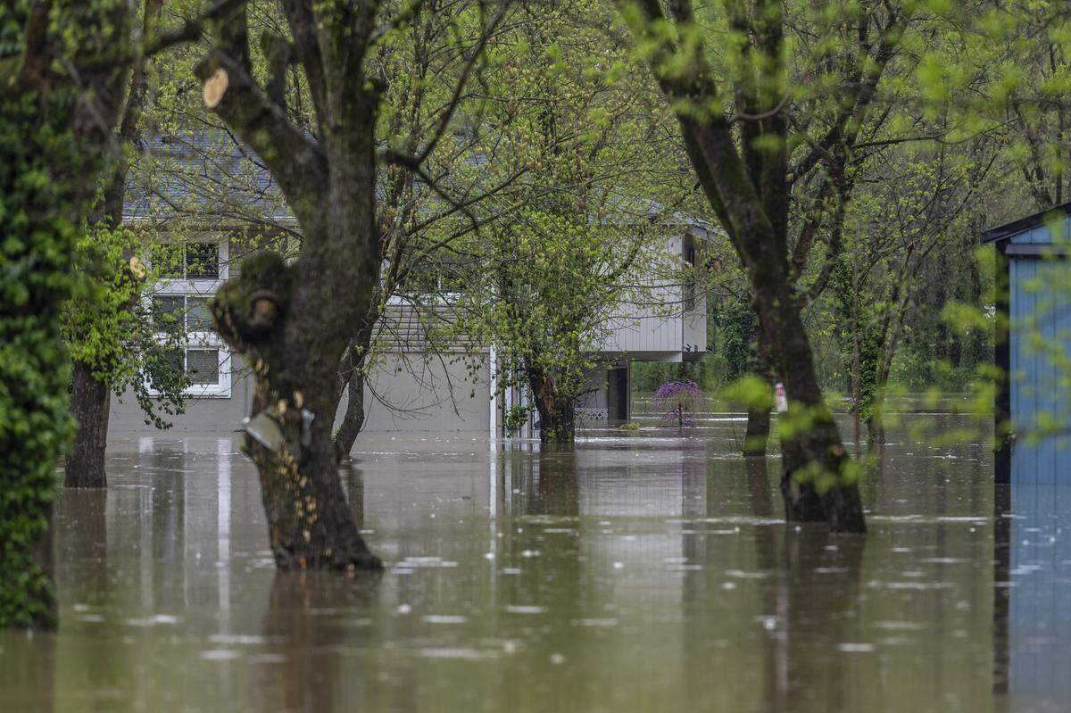 The Kentucky River floods homes and buildings along Palisades Road in Mercer County, Ky., on Saturday, April 5, 2025.