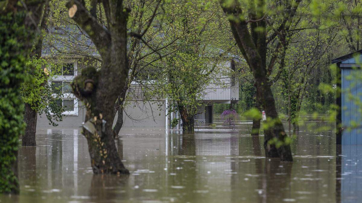 The Kentucky River floods homes and buildings along Palisades Road in Mercer County, Ky., on Saturday, April 5, 2025.