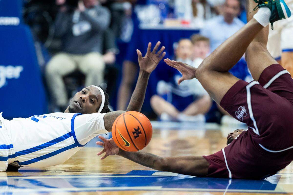 Kentucky’s Aaron Bradshaw (2) dives for a loose ball against Mississippi State during Wednesday’s game at Rupp Arena. Bradshaw finished with 11 points, six rebounds, two blocks and two steals.