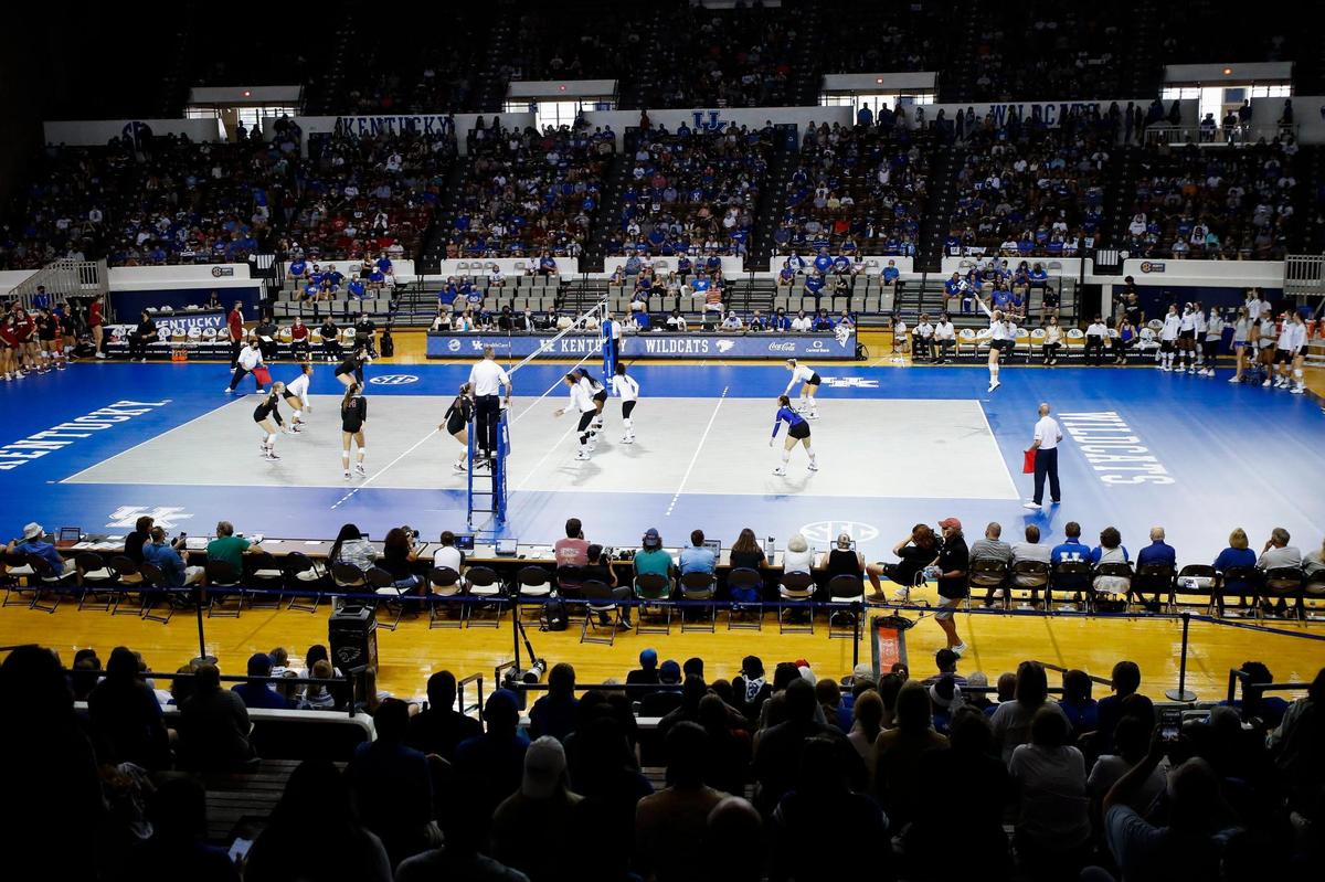 Kentucky’s Alli Stumler, right, served the ball during Sunday’s match against Stanford.