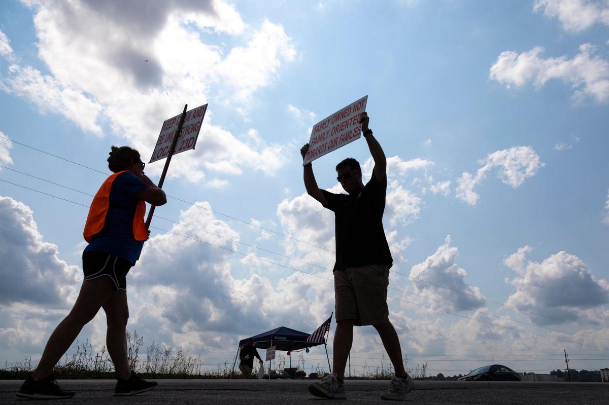 Members of Local 23D Union picket in front of Heaven Hill Distillery in Bardstown, Ky., Monday, September 13, 2021.