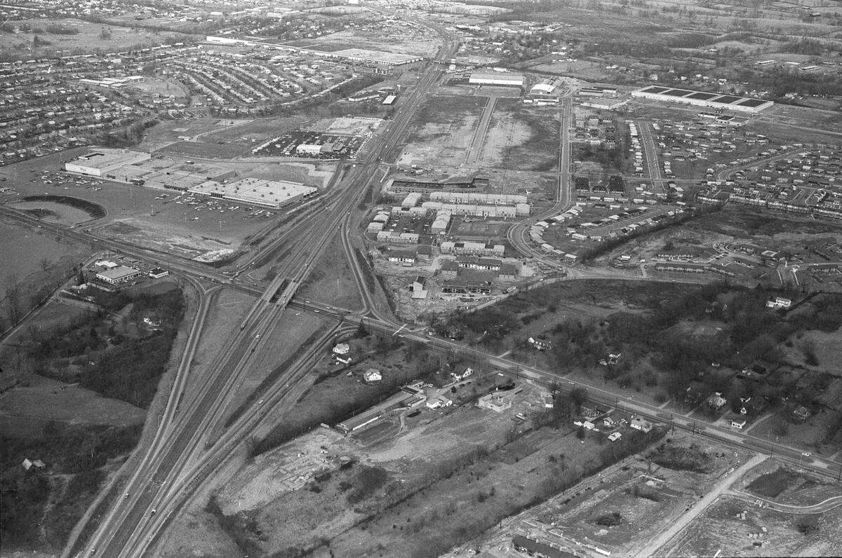 Aerial view of the Richmond and New Circle road intersection in January 1973. Richmond Road runs right to left and New Circle runs diagonally top to bottom. Lexington Mall is at the middle left. At the time of this photo, the mall had only 278,000 square feet of leasable space and only three tenants, McAlpin’s, Shoppers Choice Supermarket and discount store Consolidated Shoppers Choice (CSC).