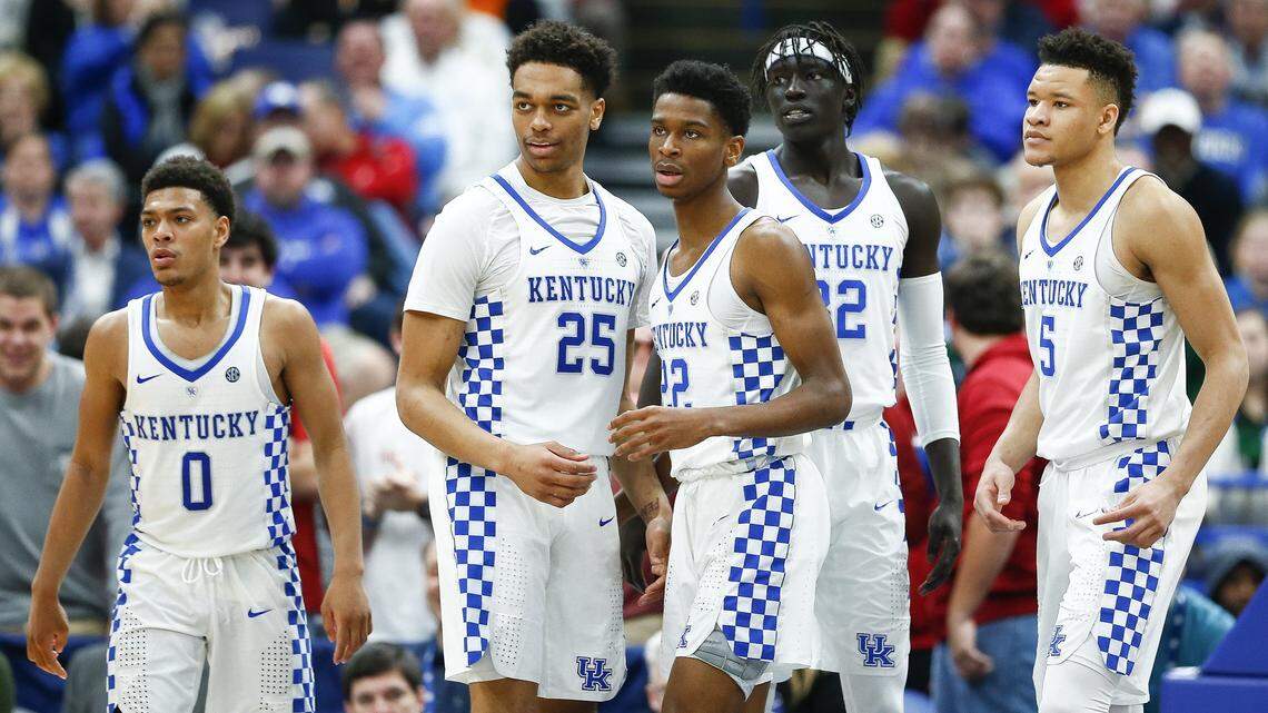 Kentucky's Quade Green, left, PJ Washington, Shai Gilgeous-Alexander, Wenyen Gabriel and Kevin Knox gathered on the court during the SEC Tournament semifinals against Alabama on March 10.