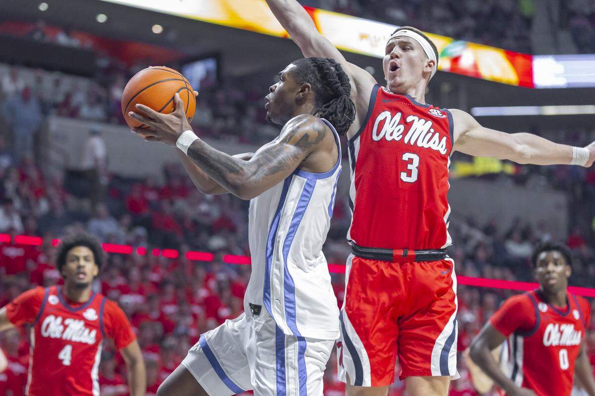 Kentucky guard Otega Oweh (00) drives past Mississippi guard Sean Pedulla (3) on Tuesday night. Oweh led UK with 24 points.