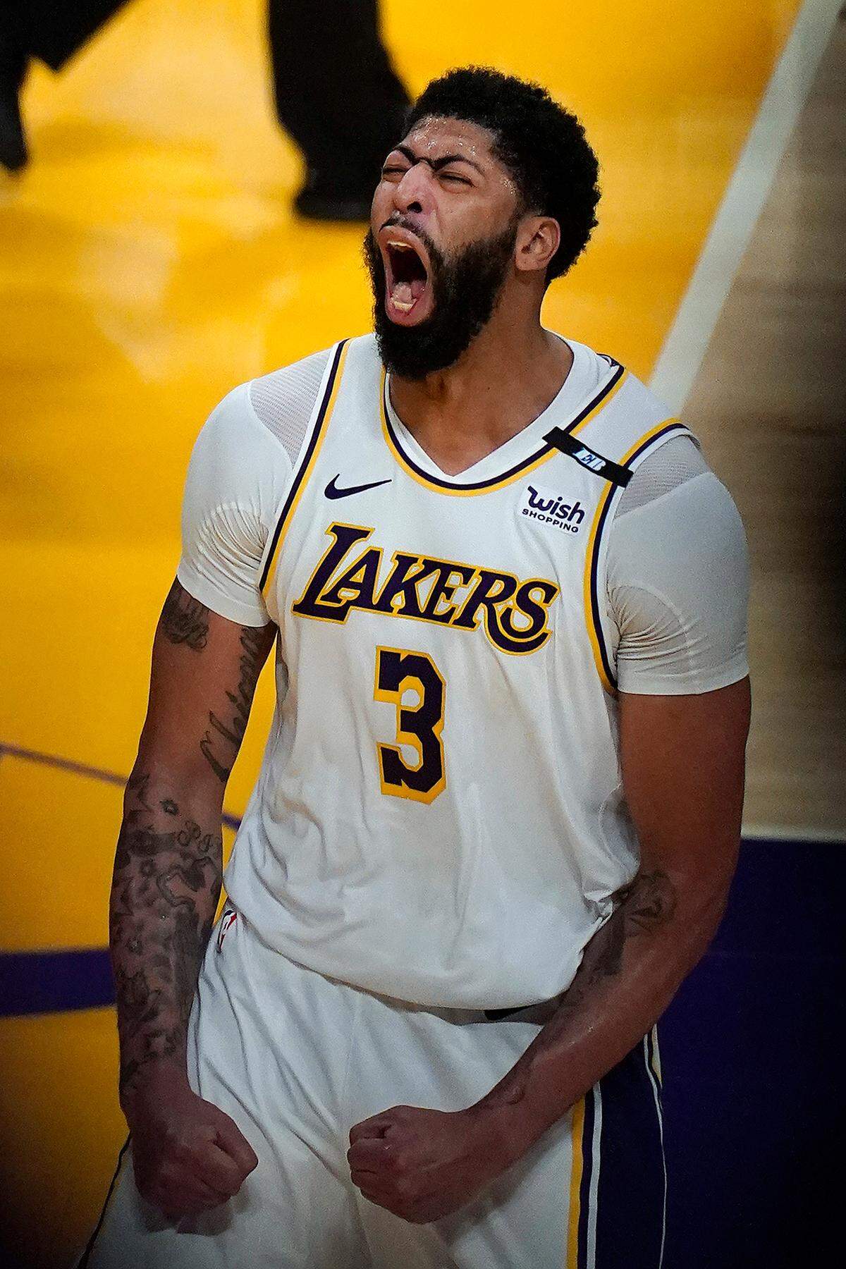 Lakers forward Anthony Davis has averaged 28 points, nine rebounds and four assists in his last six games.