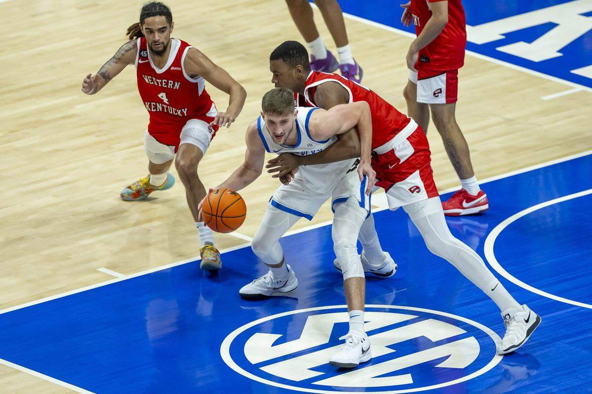 Kentucky’s Andrew Carr (7) tries to operate in the paint against Western Kentucky’s Leeroy Odiahi (21) on Tuesday night. Carr battled his his way to 18 points and 10 rebounds in the win.