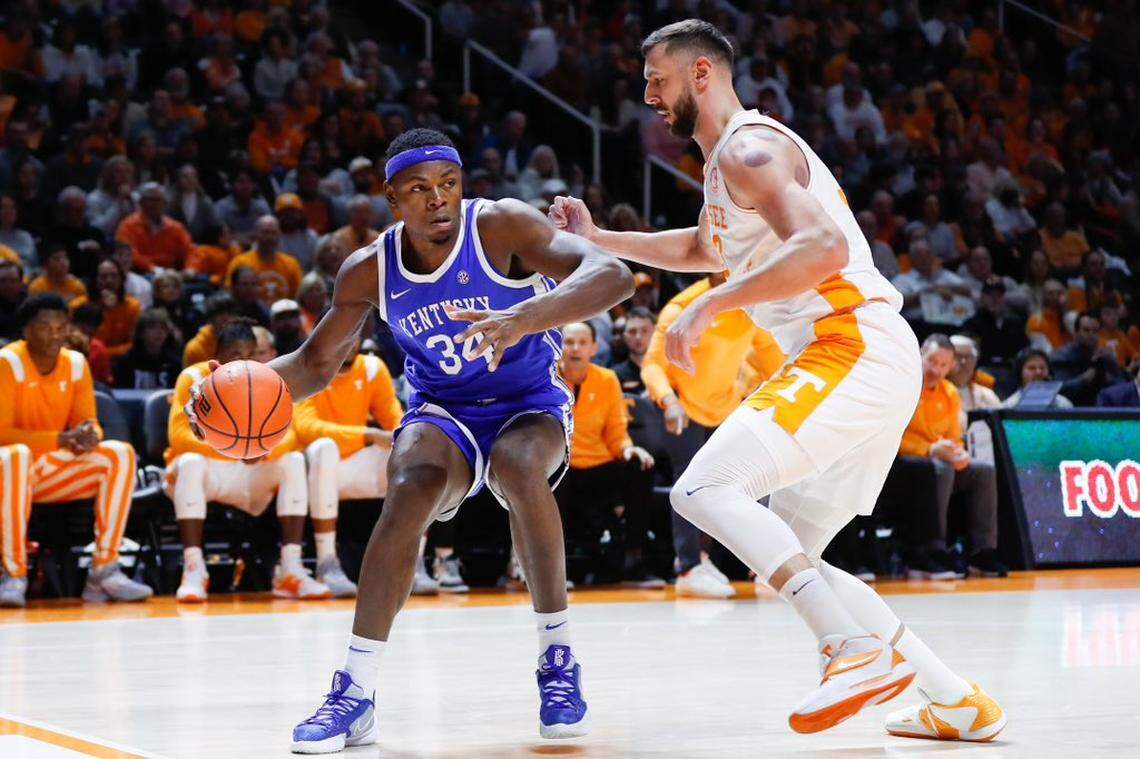 Kentucky’s Oscar Tshiebwe dribbles the ball against Tennessee on Saturday, Jan. 14, 2023, in Knoxville.